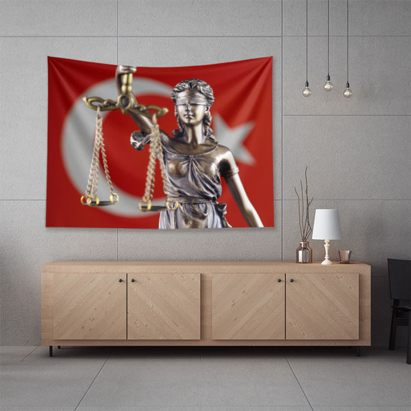 Türk Bayrağı Fonlu Adalet Heykeli Duvar Örtüsü – Hukuk Büroları için Kumaş Baskı 5301
