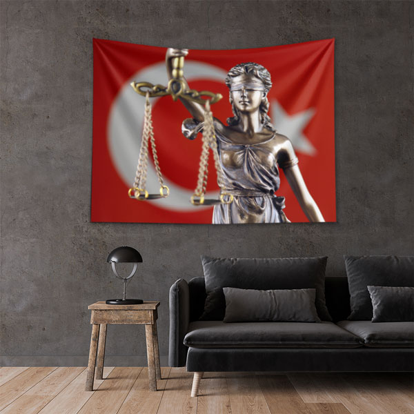 Türk Bayrağı Fonlu Adalet Heykeli Duvar Örtüsü – Hukuk Büroları için Kumaş Baskı 5301