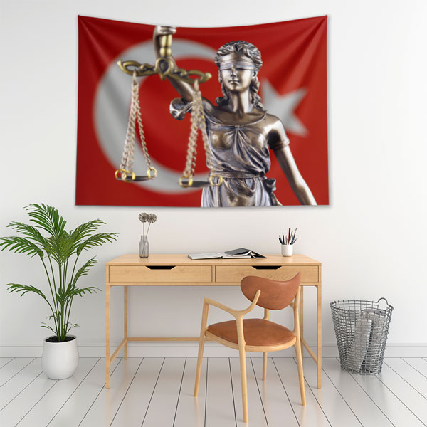 Türk Bayrağı Fonlu Adalet Heykeli Duvar Örtüsü – Hukuk Büroları için Kumaş Baskı 5301