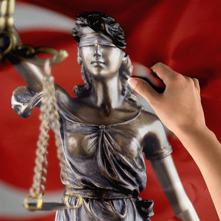 Türk Bayrağı Fonlu Adalet Heykeli Duvar Örtüsü – Hukuk Büroları için Kumaş Baskı 5301