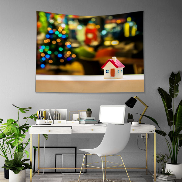 ofis-duvar-ortu-5590-02 Mini Ev Figürlü Renkli Işıklar Temalı Duvar Örtüsü Kumaş Baskı 5590