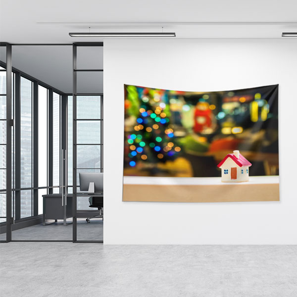 ofis-duvar-ortu-5590-04 Mini Ev Figürlü Renkli Işıklar Temalı Duvar Örtüsü Kumaş Baskı 5590