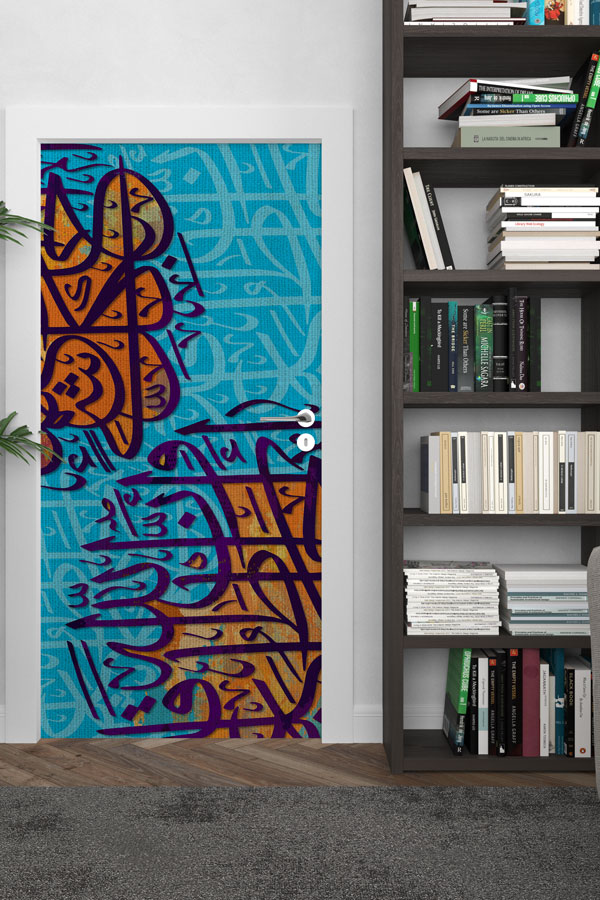 Turkuaz Zeminli Hat Sanatı Kapı Giydirme – Modern Kaligrafi Dekoru 9650