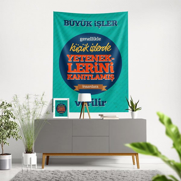 "Büyük İşler, Küçük İşlerde Yeteneklerini Kanıtlamış İnsanlara Verilir" Duvar Örtüsü 8457