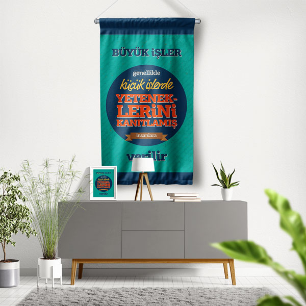 "Büyük İşler, Küçük İşlerde Yeteneklerini Kanıtlamış İnsanlara Verilir" Duvar Flaması 8069