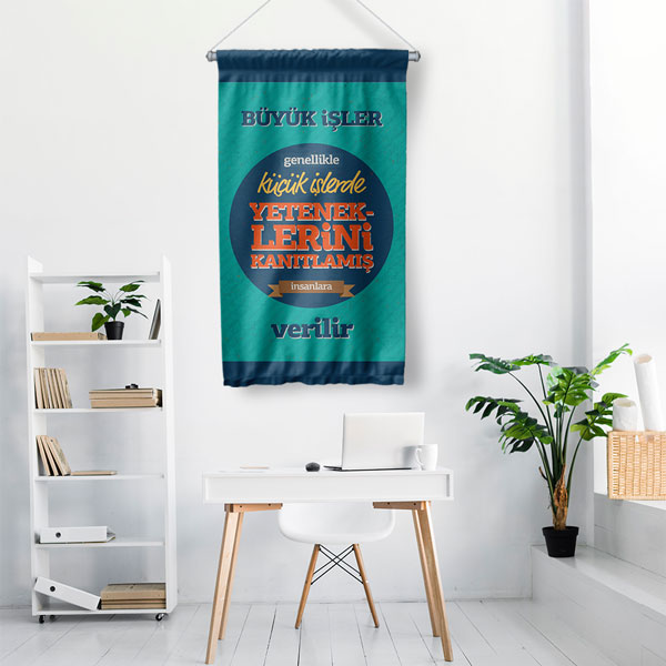 "Büyük İşler, Küçük İşlerde Yeteneklerini Kanıtlamış İnsanlara Verilir" Duvar Flaması 8069