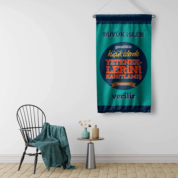 "Büyük İşler, Küçük İşlerde Yeteneklerini Kanıtlamış İnsanlara Verilir" Duvar Flaması 8069