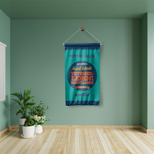 "Büyük İşler, Küçük İşlerde Yeteneklerini Kanıtlamış İnsanlara Verilir" Duvar Flaması 8069