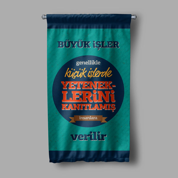 "Büyük İşler, Küçük İşlerde Yeteneklerini Kanıtlamış İnsanlara Verilir" Duvar Flaması 8069