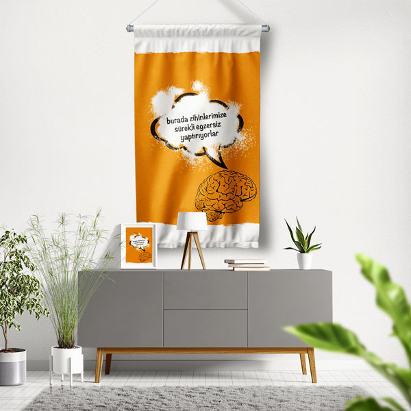 "Burada Zihinlerimize Sürekli Egzersiz Yaptırıyorlar" Motivasyonel Duvar Flaması 8071