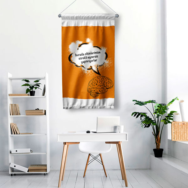 "Burada Zihinlerimize Sürekli Egzersiz Yaptırıyorlar" Motivasyonel Duvar Flaması 8071