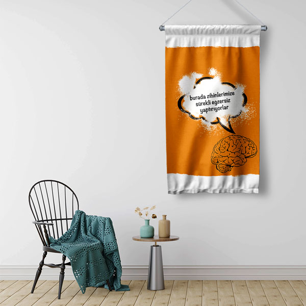 "Burada Zihinlerimize Sürekli Egzersiz Yaptırıyorlar" Motivasyonel Duvar Flaması 8071