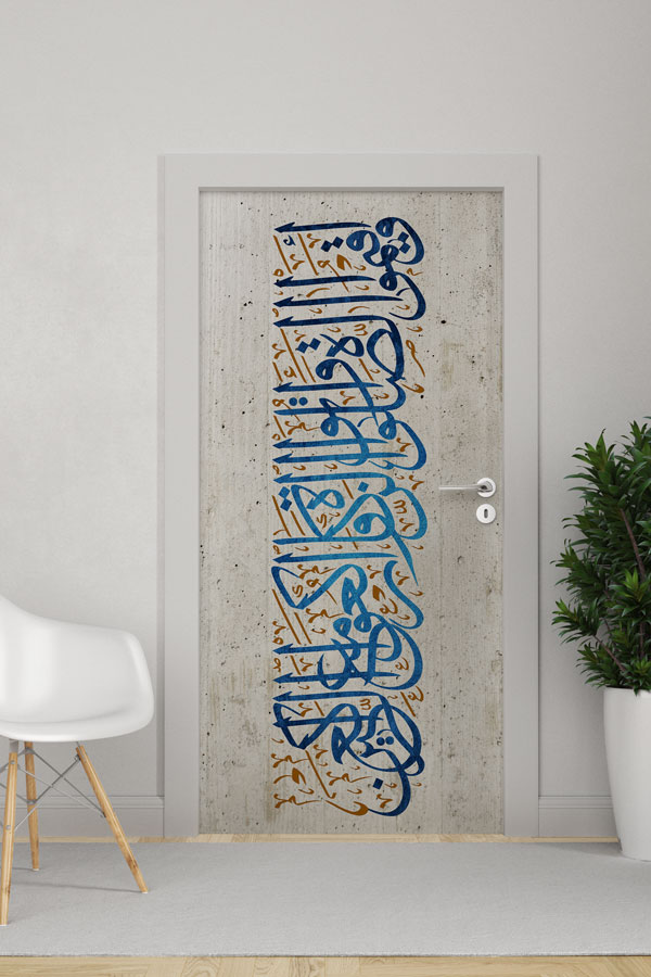 Beton Desenli Hat Sanatı Kapı Giydirme – Mavi ve Kahverengi Kaligrafi Tasarımı 9630
