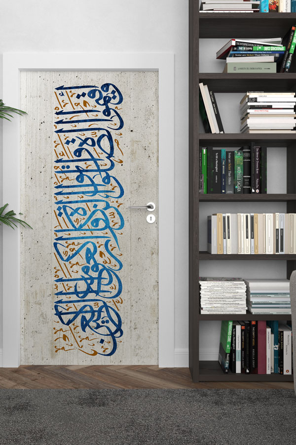 Beton Desenli Hat Sanatı Kapı Giydirme – Mavi ve Kahverengi Kaligrafi Tasarımı 9630