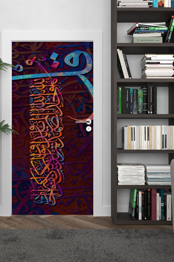 Koyu Mor Zeminli Hat Sanatı Kapı Giydirme – Renkli Kaligrafi Tasarımı 9640
