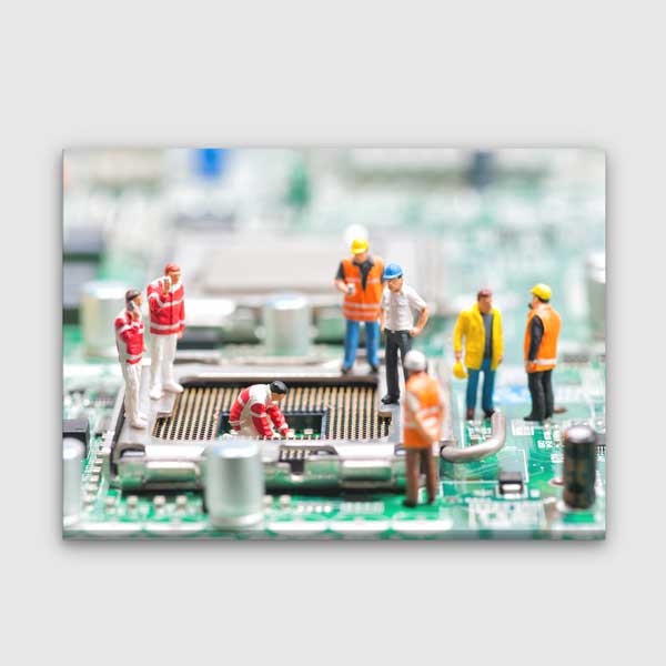 Mikroçip Üzerinde İşçi Figürleri Temalı Kanvas Duvar Tablosu – 5436