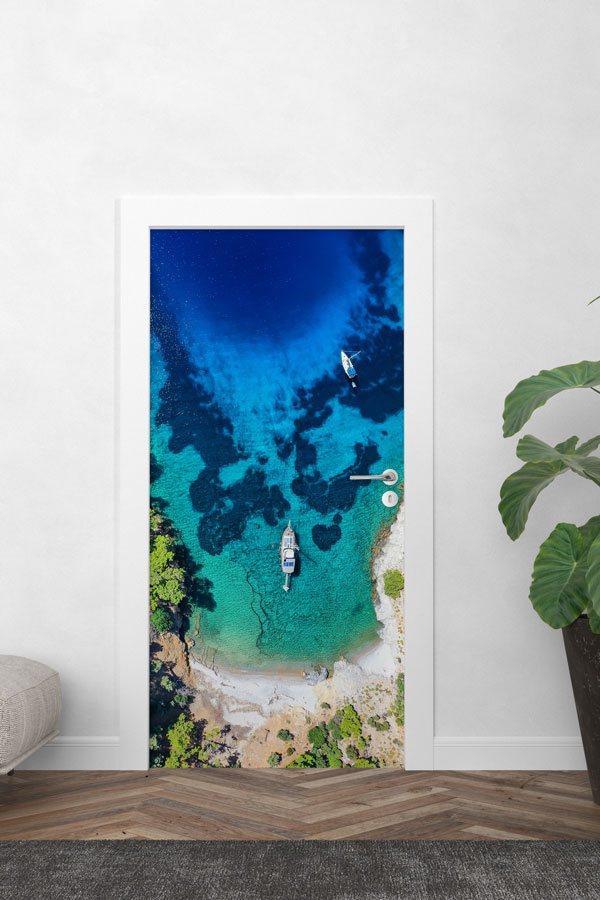 Yukarıdan Turkuaz Koy ve Tekneler Manzaralı Kapı Giydirme 9852