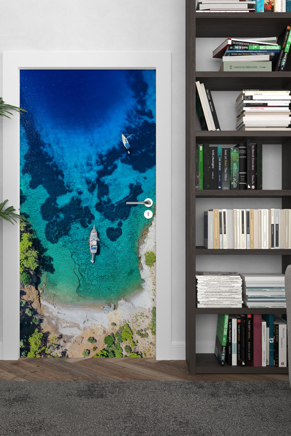 Yukarıdan Turkuaz Koy ve Tekneler Manzaralı Kapı Giydirme 9852