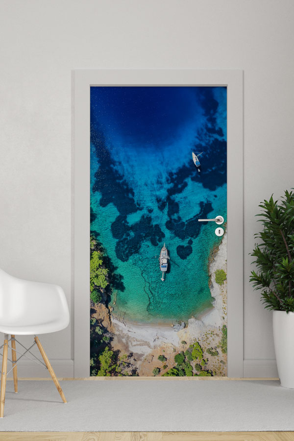Yukarıdan Turkuaz Koy ve Tekneler Manzaralı Kapı Giydirme 9852