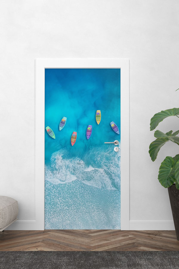 Turkuaz Deniz ve Renkli Tekneler Manzaralı Kapı Giydirme 9849
