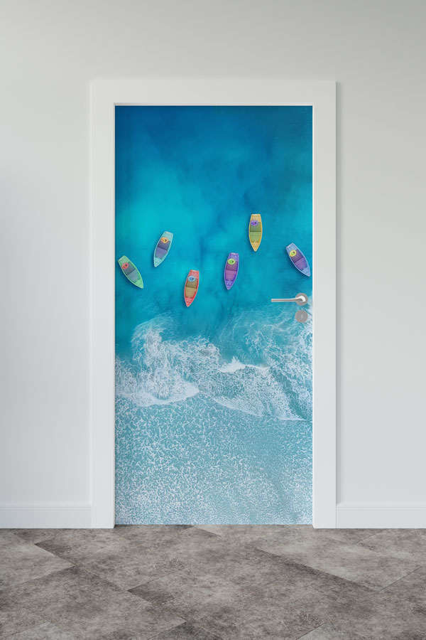Turkuaz Deniz ve Renkli Tekneler Manzaralı Kapı Giydirme 9849