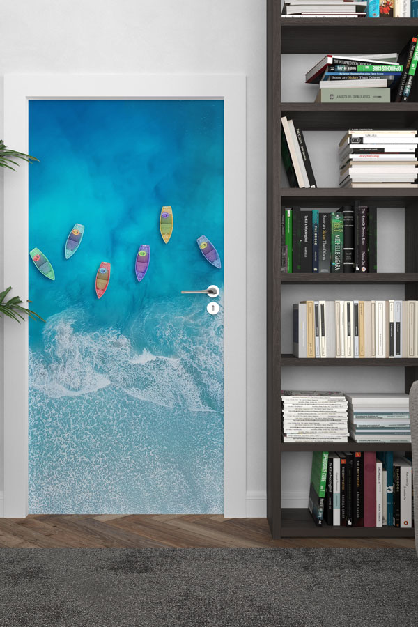 Turkuaz Deniz ve Renkli Tekneler Manzaralı Kapı Giydirme 9849