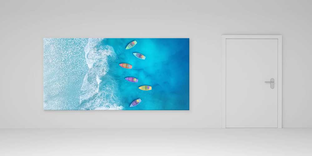 sea-wall-big-size-decor-11894-03 Havadan Görünümlü Turkuaz Deniz ve Renkli Tekneler Manzaralı Büyük Ebat Duvar Dekor Ürünü 11894