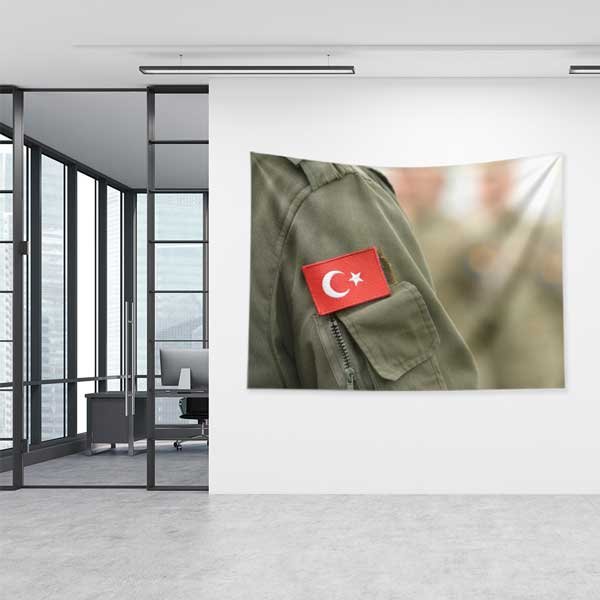 turk-askeri-duvar-dekoru-11082-03 Türk Askeri Uçuş Tulumu ve Bayrak Yamalı Duvar Örtüsü 11082