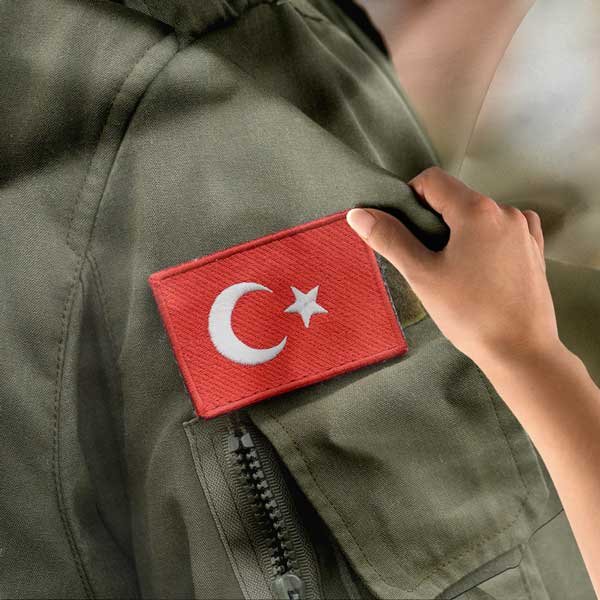 turk-askeri-duvar-dekoru-11082-04 Türk Askeri Uçuş Tulumu ve Bayrak Yamalı Duvar Örtüsü 11082