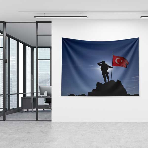 Zirvede Selam Veren Türk Askeri Duvar Örtüsü 11080