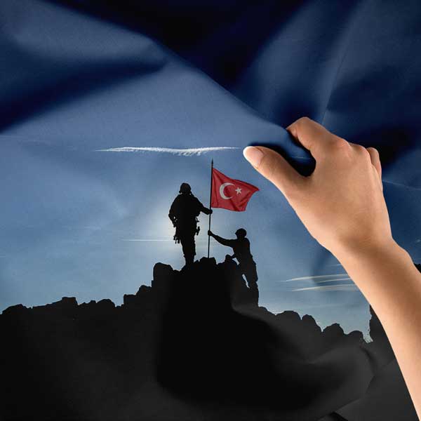 Zirvede Türk Bayrağı Asan Askerler Duvar Örtüsü 11079