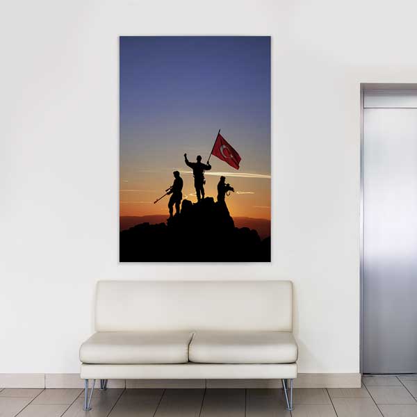 Türk Bayraklı Zafer Anı Asker Siluetleri Duvar Tablosu – 11278