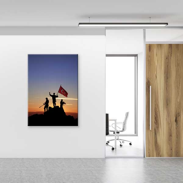 Türk Bayraklı Zafer Anı Asker Siluetleri Duvar Tablosu – 11278