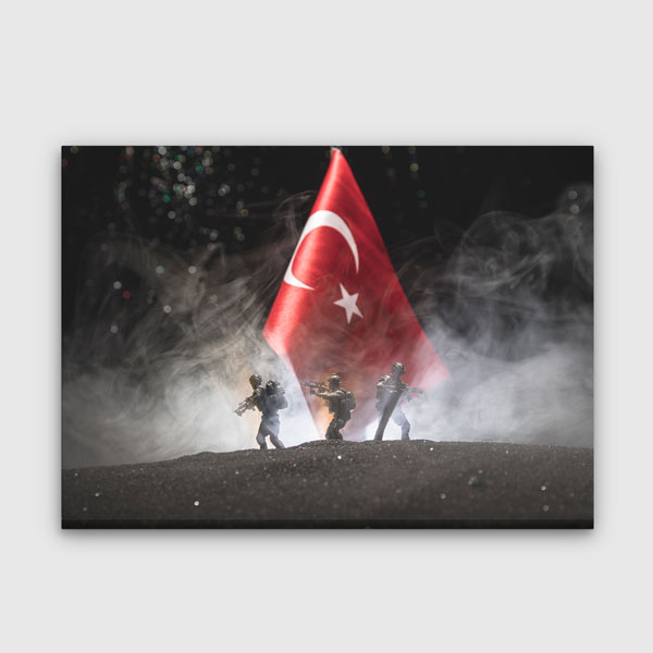 Sisli Ortamda Türk Bayrağı ve Mehmetçikler Kanvas Tablo – 11241