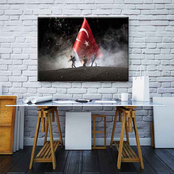 Sisli Ortamda Türk Bayrağı ve Mehmetçikler Kanvas Tablo – 11241