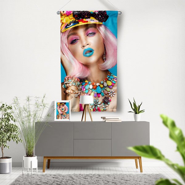 wall-art-decor-5766-00 Renkli Makyaj ve Aksesuar Temalı Kadın Portre Kuaför Duvar Flaması Kumaş Baskı 5766