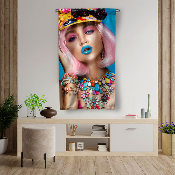 wall-art-decor-5766-02 Renkli Makyaj ve Aksesuar Temalı Kadın Portre Kuaför Duvar Flaması Kumaş Baskı 5766