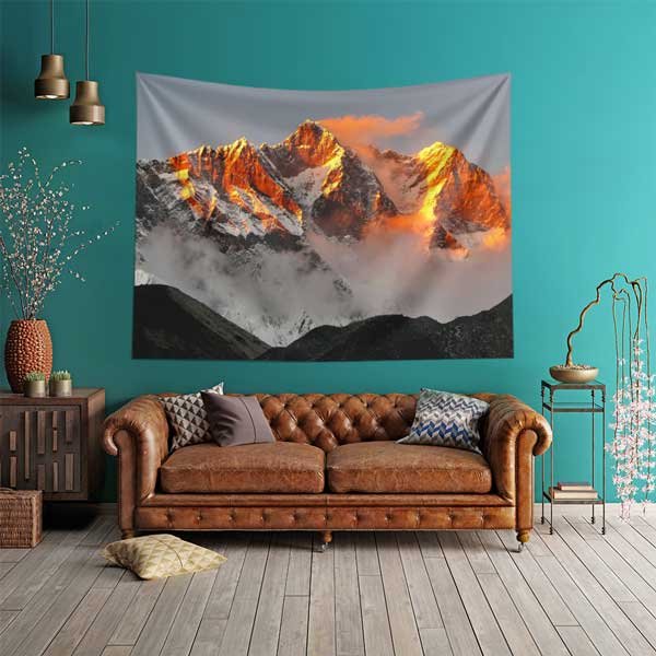 Gün Batımında Kızıl Işıklarla Aydınlanan Karlı Dağ Zirveleri Duvar Örtüsü 14299