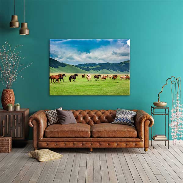 wall-design-art-13394-01 Koşan Atlar ve Yeşil Ova Manzarası Duvar Tablosu 13394