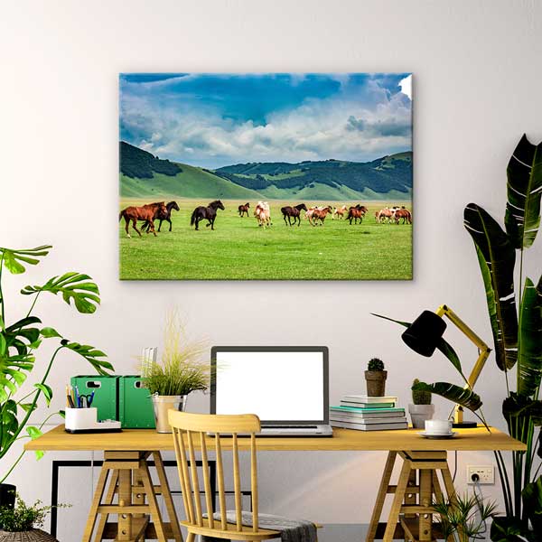 wall-design-art-13394-02 Koşan Atlar ve Yeşil Ova Manzarası Duvar Tablosu 13394