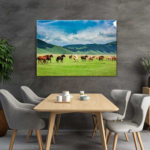 wall-design-art-13394-03 Koşan Atlar ve Yeşil Ova Manzarası Duvar Tablosu 13394