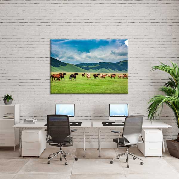 wall-design-art-13394-04 Koşan Atlar ve Yeşil Ova Manzarası Duvar Tablosu 13394