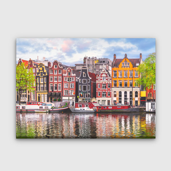 wall-design-art-13411-00 Amsterdam Renkli Kanal Evleri ve Tekne Manzarası Duvar Tablosu 13411