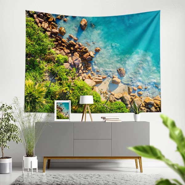 wall-tapestry-14275-00 Tropikal Kayalık Kıyı ve Turkuaz Deniz Doğa Manzarası Duvar Örtüsü Kumaş Baskı 14275
