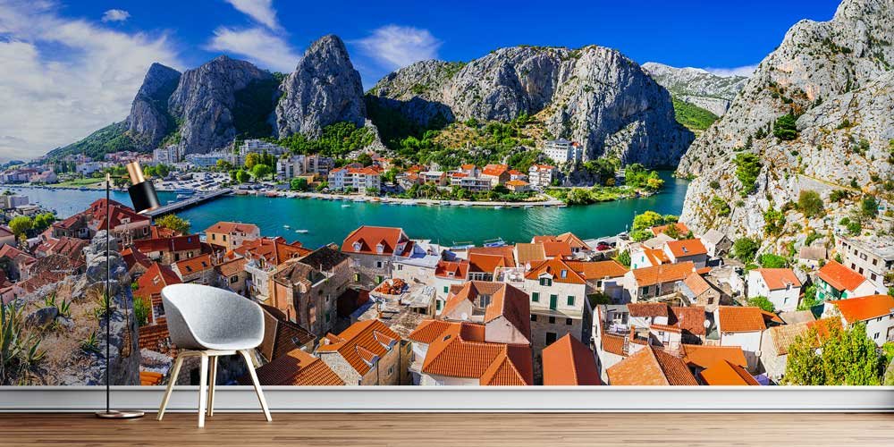 Kayalık Dağlar ve Nehir Manzaralı Avrupa Kıyı Kasabası Duvar Kağıdı 13112