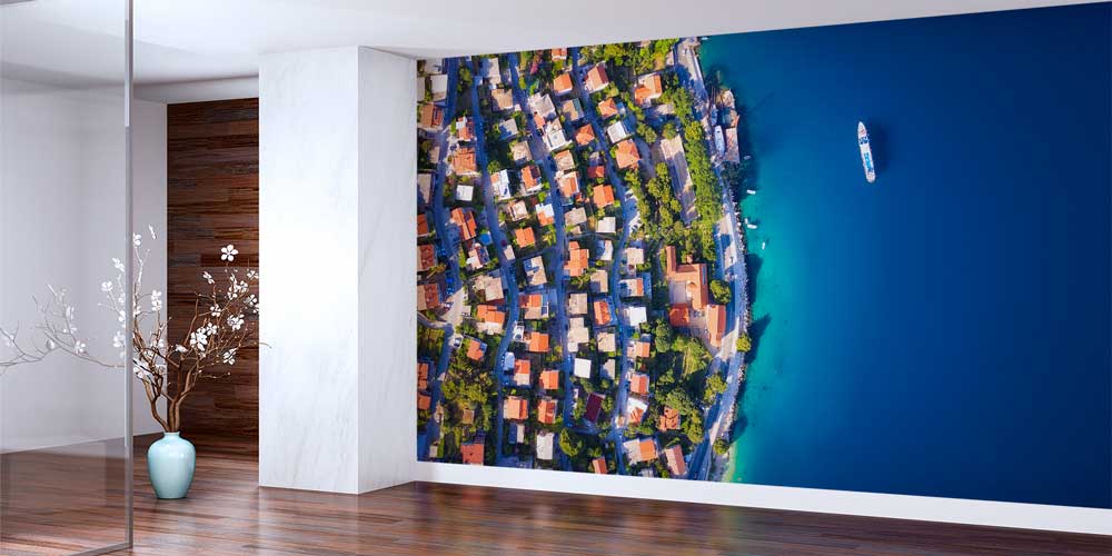 Kuşbakışı Sahil Kasabası ve Turkuaz Deniz Manzarası Duvar Kağıdı 13064