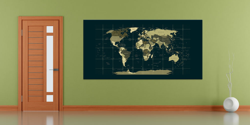 Bu büyük ebatlı duvar dekoru koyu zemin üzerinde 7853